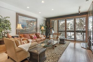 Fernseher, Kamin, Stereoanlage