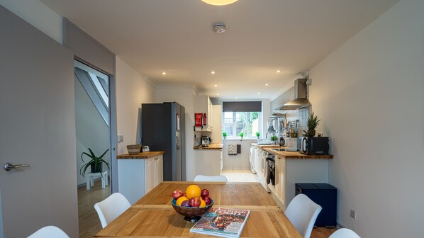Fridge, microwave, oven, stovetop - 3-bedroom townhouse with office space in London - 7 min from London Bridge (London)