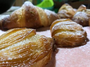 Room, 1 Bedroom | Dining