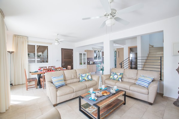 Villa, 3 habitaciones, alberca privada, vista al jardín | Área de sala de estar