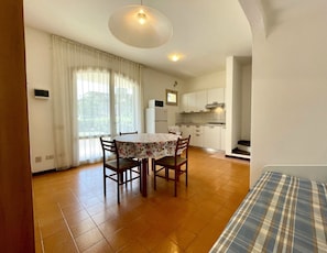 Vila, 2 quartos, sacada, vista para o jardim | Parte interna