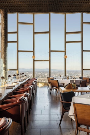 2 restaurants; breakfast, lunch, dinner, and brunch served - The Ritz-Carlton, Melbourne (Melbourne)