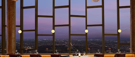 2 restaurants, serveren ontbijt, lokale en internationale gerechten