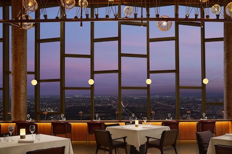 2 restaurants, breakfast, lunch served; local and international cuisine