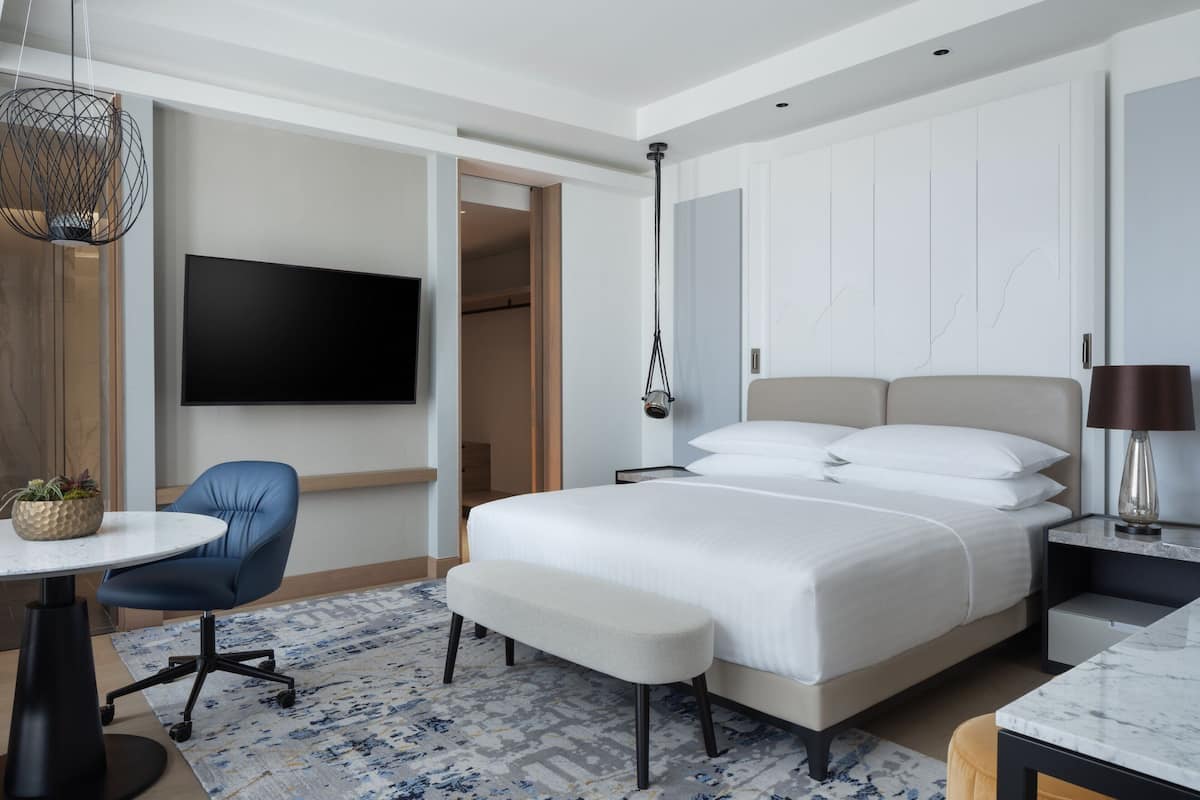 Phòng Suite Executive, 1 giường cỡ king | Bộ đồ giường kháng dị ứng, nệm có lớp đệm bông, minibar 