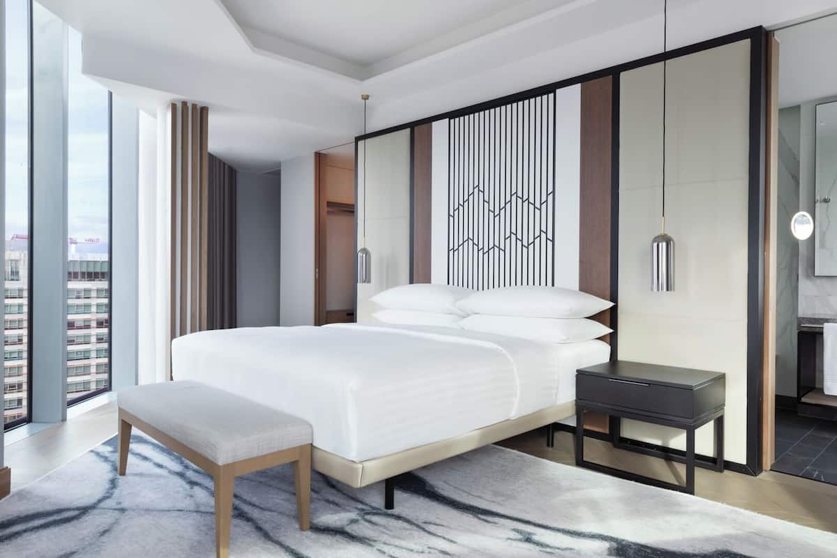 Phòng Suite Premier, 1 giường cỡ king | Bộ đồ giường kháng dị ứng, nệm có lớp đệm bông, minibar 
