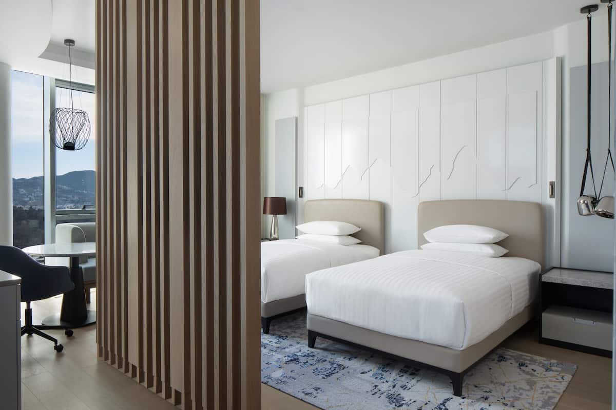 Bộ đồ giường kháng dị ứng, nệm có lớp đệm bông, minibar 