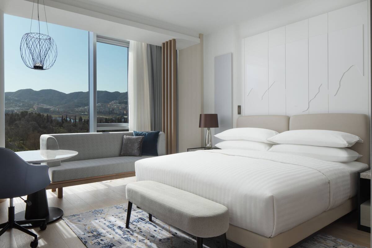 Bộ đồ giường kháng dị ứng, nệm có lớp đệm bông, minibar 