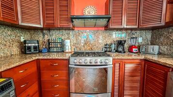 Geladeira, micro-ondas, fogão, cooktop