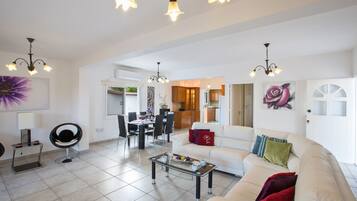 Villa, 3 Bedrooms, Private Pool, Garden View | Interior
