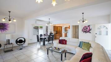 Villa, 3 Bedrooms, Private Pool, Garden View | Living area