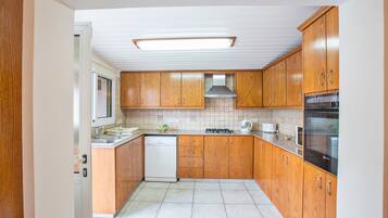 Villa, 3 Bedrooms, Private Pool, Garden View | Private kitchen