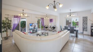 Villa, 3 slaapkamers, privézwembad, uitzicht op tuin | Interieur