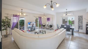 Villa, 3 Bedrooms, Private Pool, Garden View | Interior