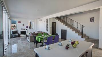 Villa, 3 Bedrooms, Private Pool, Garden View | Interior