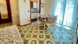Leilighet, 2 soverom, balkong, byutsikt | Spiseområde