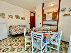 Apartemen, 2 kamar tidur, balkon, pemandangan kota | Tempat makan