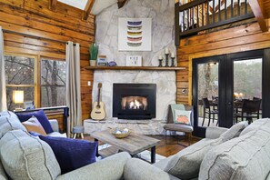 Smart TV, fireplace, books, stereo