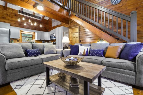 Relax & Play at Waterfront Mountain Cabin Retreat Private Lake~Fish~Canoe~Kayak