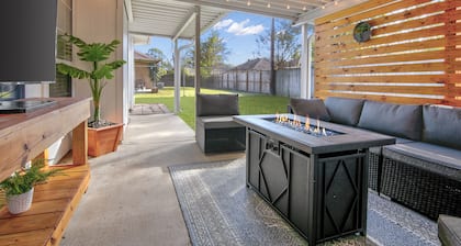 Elegant Home with Amazing back patio. 3br / 2bth - sleeps 8.