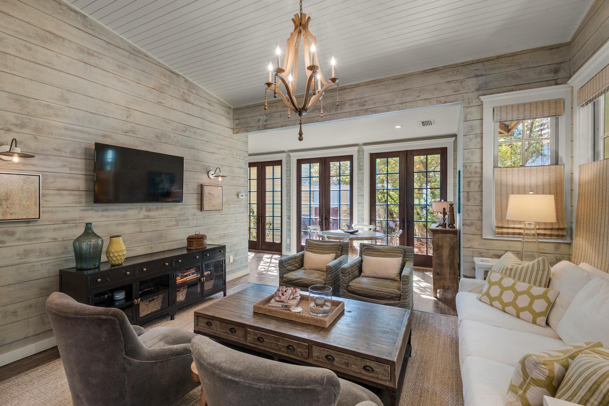Comfortably Chic-Cozy Cottage-Great Location to Town Center/Beach 4 Bikes