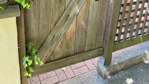 Una puerta de madera con un cartel que dice 'WELCOME' y el número 4.