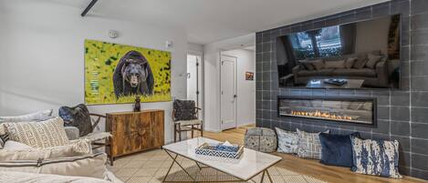 Smart TV, fireplace, stereo