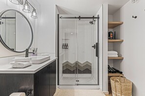 Combined shower/tub, hair dryer, towels, soap - No stairs required- 15 ppl unit in Camore, w/ Mountain View (Canmore)