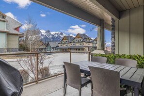Outdoor dining - Brand New 15 ppl unit in Camore, w/ Mountain View (Canmore)