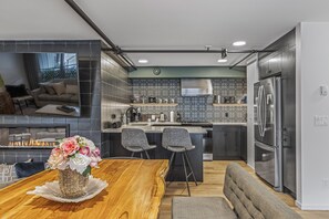 Interior - Brand New 15 ppl unit in Camore, w/ Mountain View (Canmore)