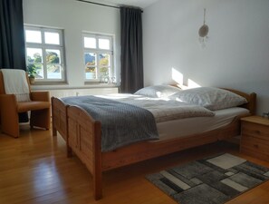 2 Schlafzimmer, Schreibtisch, Bügeleisen/Bügelbrett, Reisekinderbett