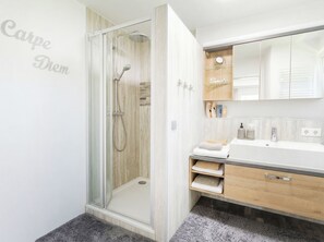 Dusche, Haartrockner, Handtücher, Seife