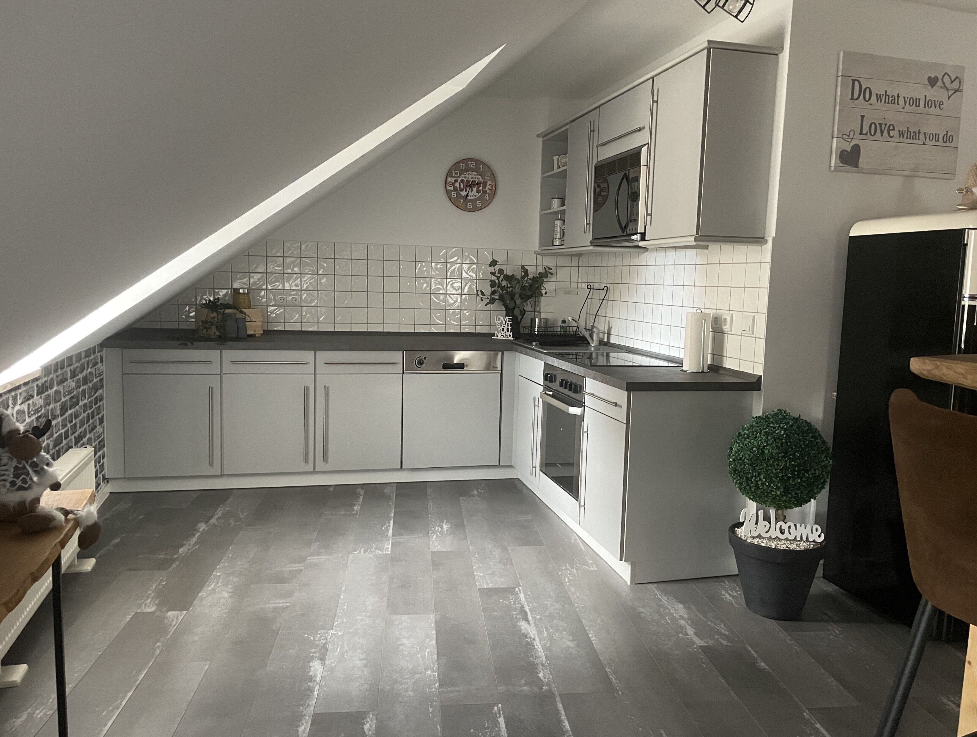 Frigorifero, microonde, forno, piano cottura