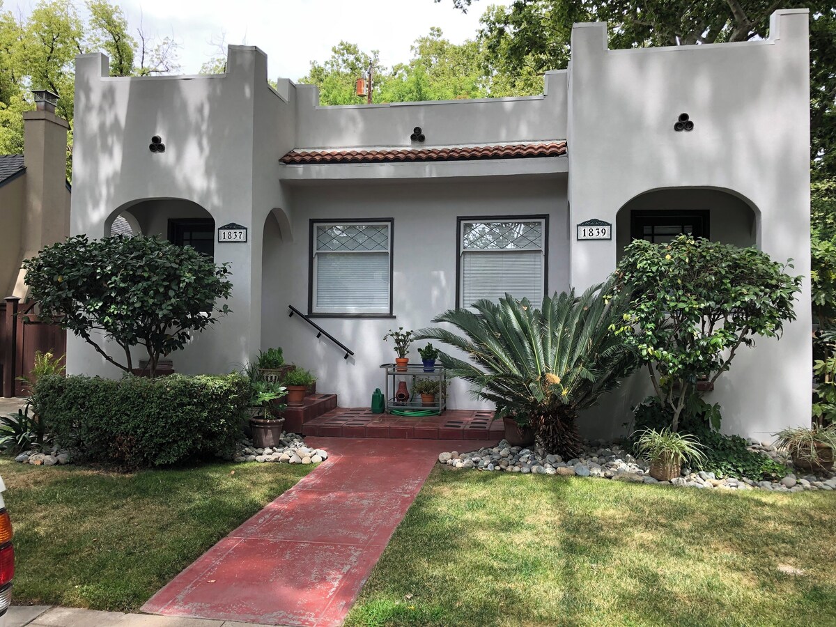 Cozy Spanish Bungalow bordering Land Park and Downtown