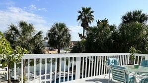 Outdoor dining - Direct Gulf Access Home w/ Floating Dock and Pool (Hernando Beach)