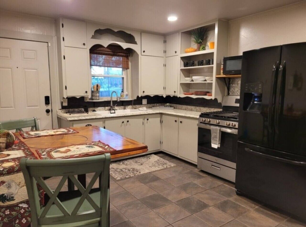 Coffee/tea maker, fridge, microwave, oven