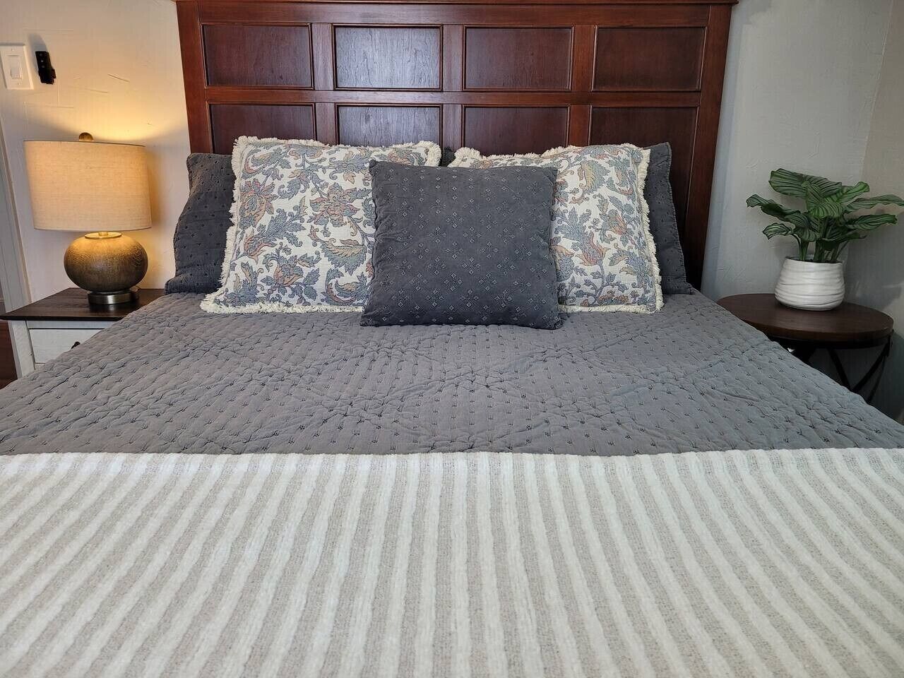 2 bedrooms, desk, iron/ironing board, WiFi (free)