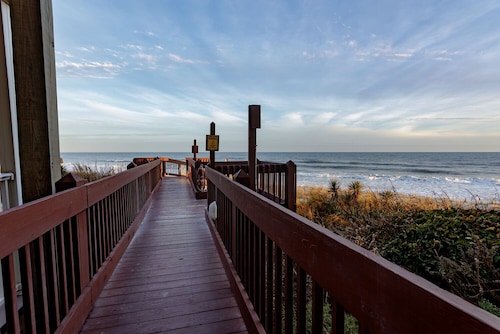 Beautiful Top-Floor Condo with Beach & Intracoastal Views
