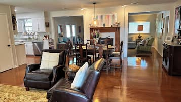 TV connectée, livres, médiathèque