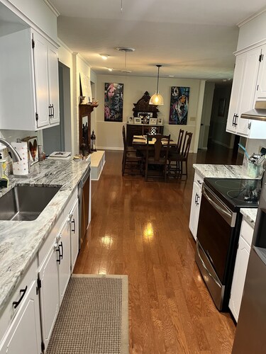 4BR/3BA home, close to square, <2m from stadium