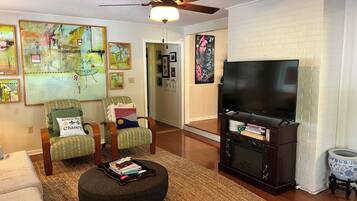 Een smart-tv, boeken en een muziekbibliotheek