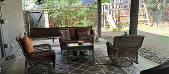 4BR/3BA home, close to square, <2m from stadium