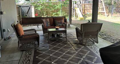 4BR/3BA home, close to square, <2m from stadium