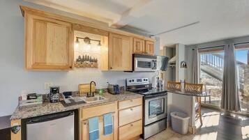 Jääkaappi, mikroaaltouuni, uuni, liesi