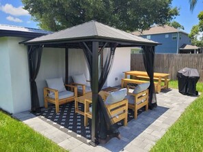 Outdoor dining - Serenity Retreat in Riverside Heights (Tampa)