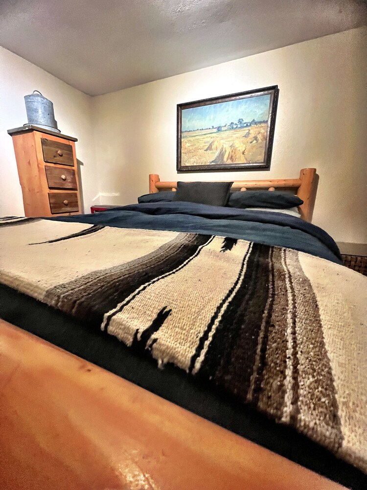 Spacious cozy home, minutes from adventure both in Red River & Taos