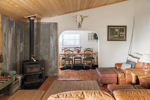 Televisión y chimenea