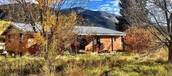Spacious cozy home, minutes from adventure both in Red River & Taos.