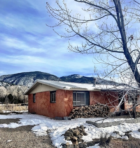 Spacious cozy home, minutes from adventure both in Red River & Taos.