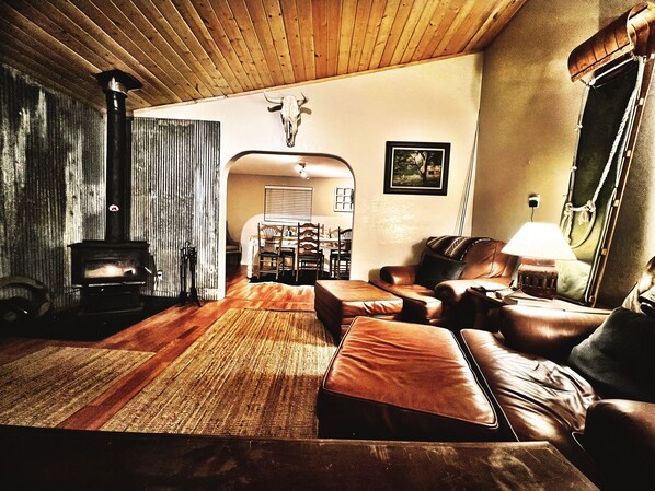 Televisión y chimenea